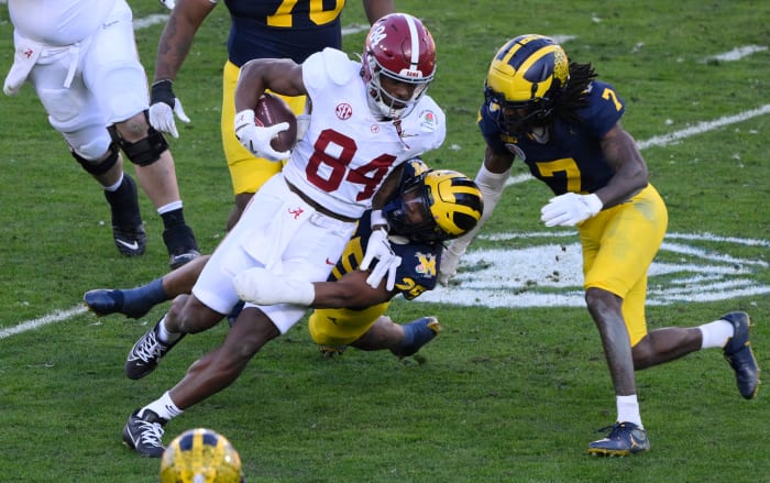 Jan 1, 2024; Pasadena, CA, USA; Alabama Crimson Tide tight end Amari Niblack (84) tries to break a tackle by Michigan Wolverines linebacker Junior Colson (25) in the 2nd quarter of the 2024 Rose Bowl college football playoff semifinal game at Rose Bowl. Right is Michigan Wolverines defensive back Makari Paige (7). Mandatory Credit: Robert Hanashiro-USA TODAY Sports
